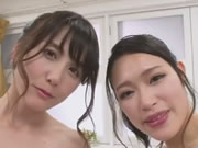 日本兩個濕漉漉的女孩在泡泡浴中為男人服務